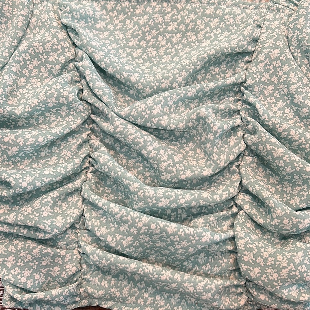 ✨🩵Altar’d State Floral Ruffle Cropped Blouse! Sooo Cute! XS 🩵✨ - Picture 2 of 6